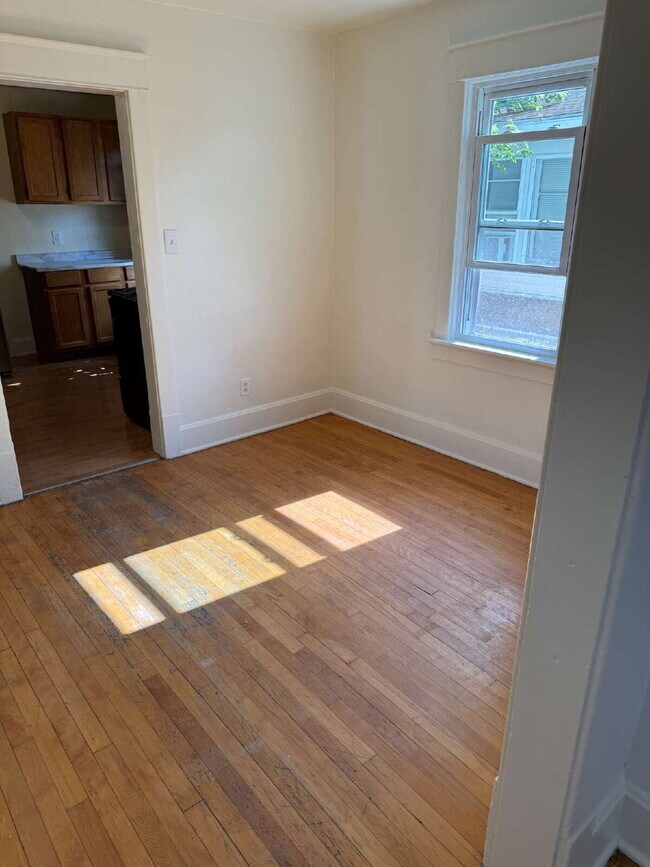Foto del edificio - 3-Bedroom Upper Duplex on W Washington – P...