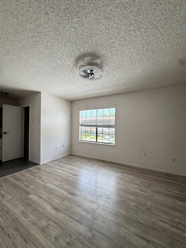 Foto del edificio - 1413 Manor Dr NE