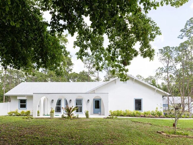 Building Photo - ***STUNNING POOL HOME***ANNUAL UNFURNISHED RENTAL***COMPLETELY REMODELED***NEAR DOWNTOWN NAPLES***