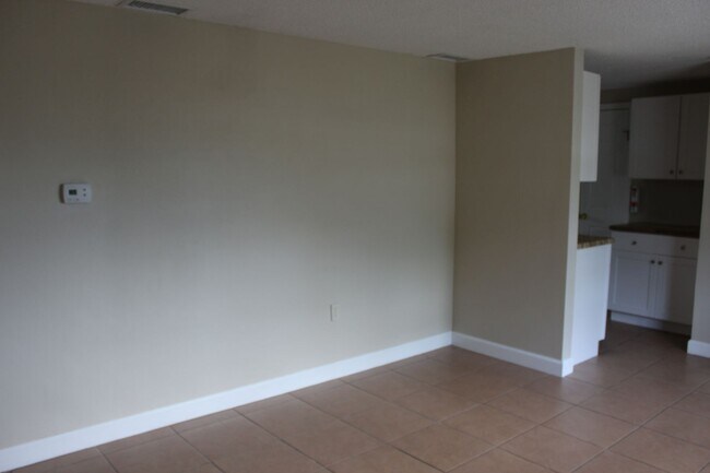Building Photo - 2 Bedroom 1 Bath Utilities included