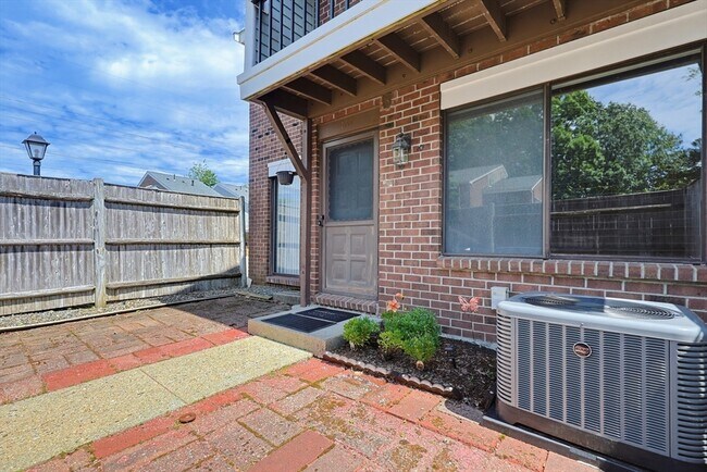 Building Photo - 167 Greenbrook Dr