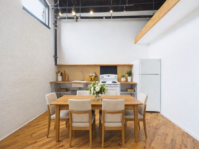 Foto del edificio - Bright studio with private backyard area  FREE WASHER/DRYER