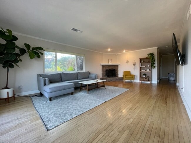 Foto del edificio - 3 Bed-2 Bath Single Story Home in the desired Windsor Hills neighborhood of La Mesa