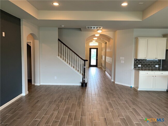 Building Photo - 338 Oak Creek Way