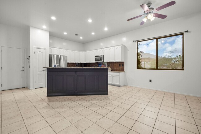 Building Photo - Beautiful Home with Pool and Spa and 3 car...