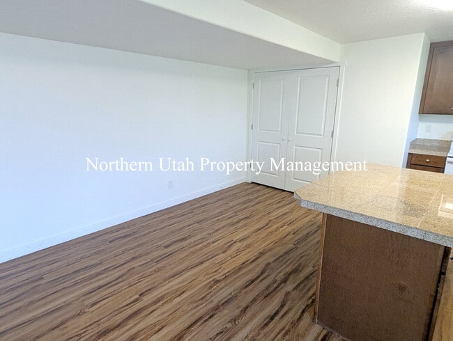 Building Photo - 2 Bed, 1 Bath Lower Unit