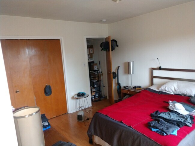 Hardwood floors extra closet space - 1408 Hedionda Ave