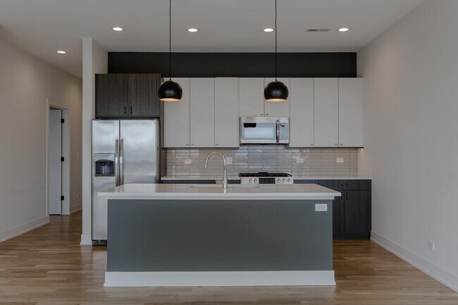 Building Photo - 2556 W Armitage Ave