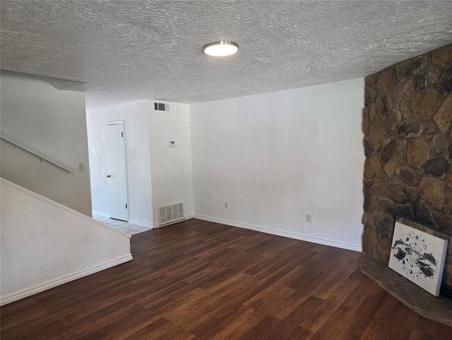 Building Photo - 635 Sinclair Dr