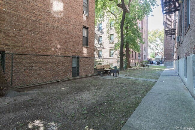 Foto del edificio - 167-10 Crocheron Ave