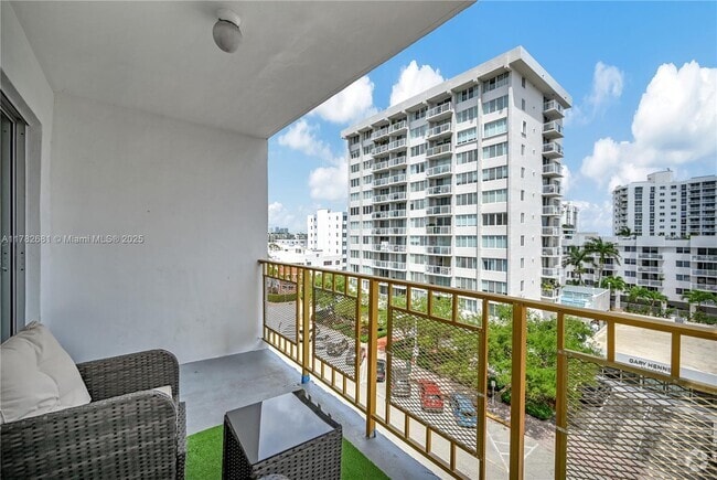 Building Photo - 1340 Lincoln Rd