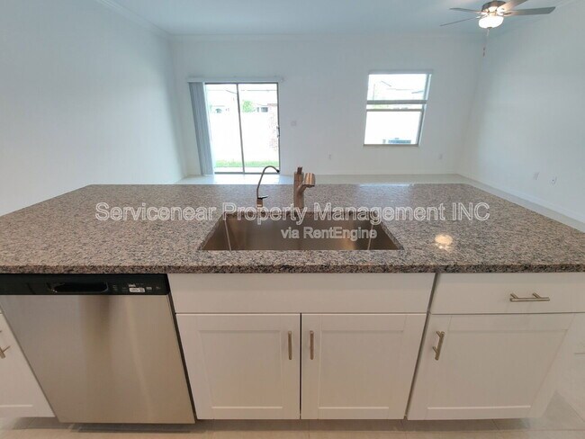Foto del edificio - 9665 Ashworth Pl