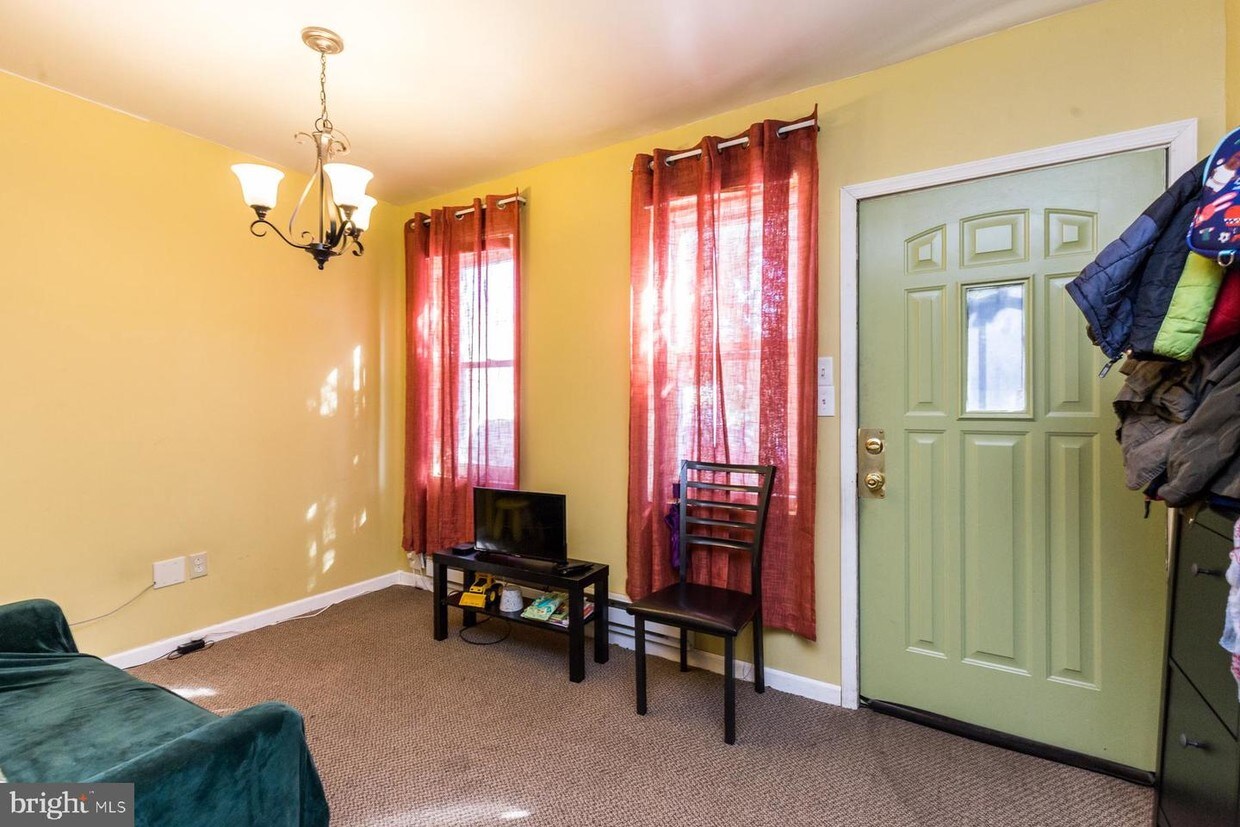 Primary Photo - 2324 N Lawrence St