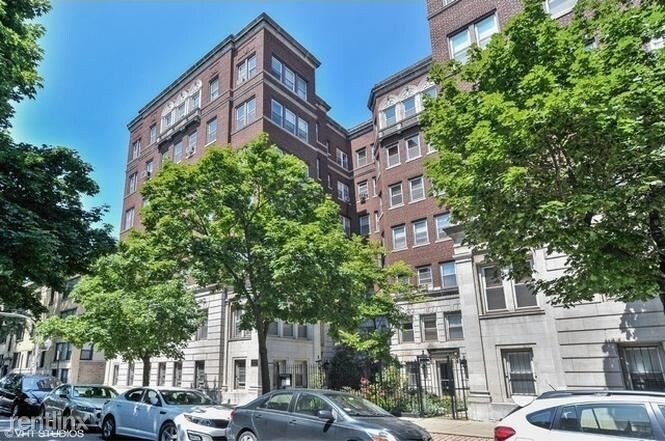 Primary Photo - 1050 W Balmoral Ave