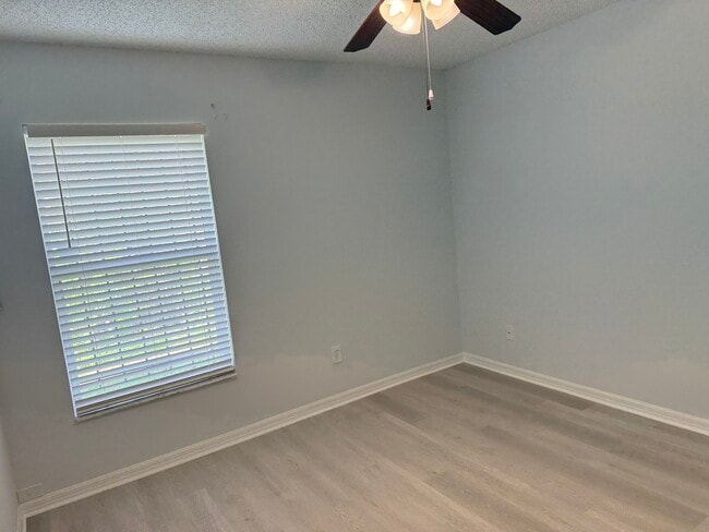 Building Photo - Vista Lago