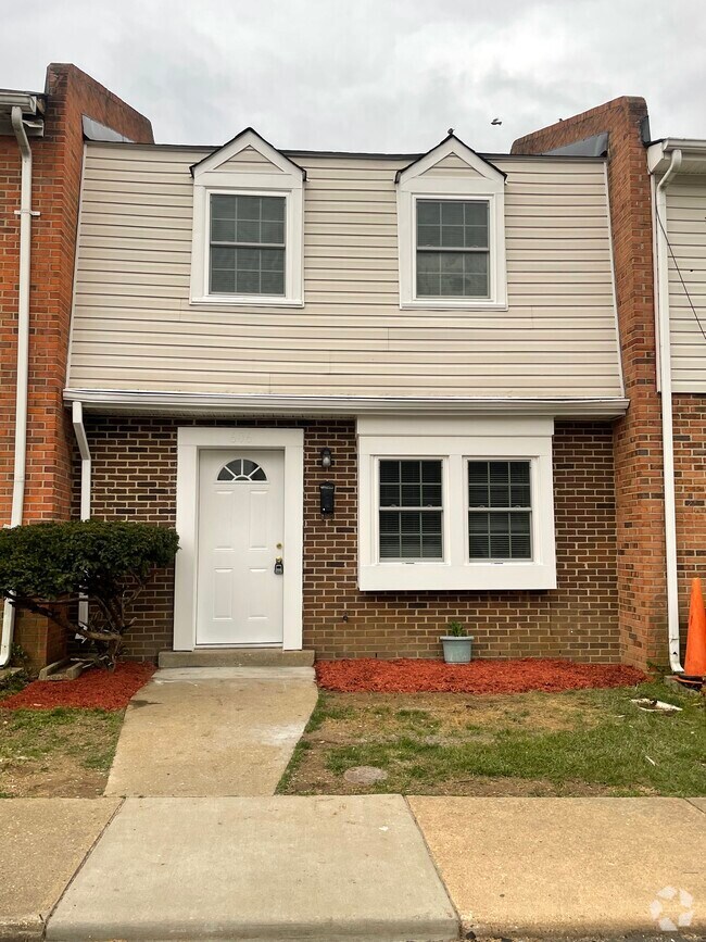 Central Park Townhomes Apartments under 2,000 Fredericksburg, VA 4