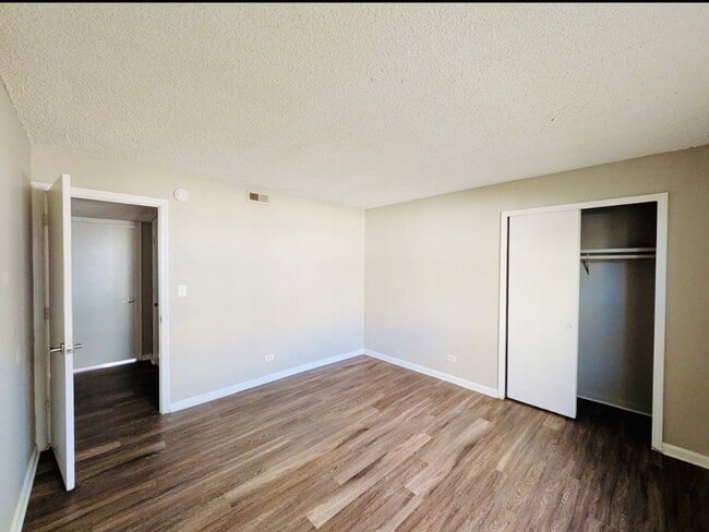 Building Photo - 3 Bedroom 1.5 Bathroom Townhome W/ ONE MONTH FREE
