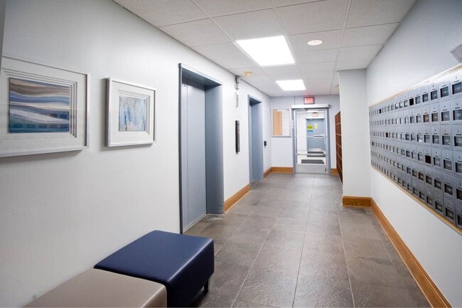 Building Photo - 1800 Roundhill Rd