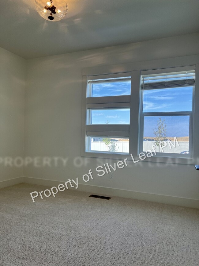 Building Photo - 475 E Chevy Dr