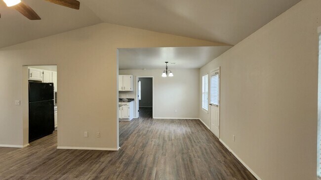 Foto del edificio - 3 Bedroom, 2 Bathroom Newly Renovated Home...