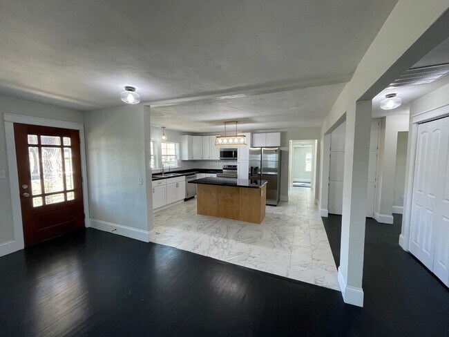Building Photo - GORGEOUS 4 BEDROOM HOME