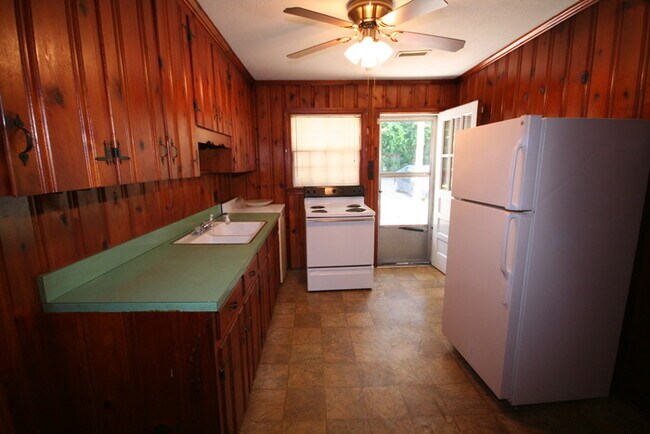 Building Photo - 2 Bedroom 1 Bath Apartment