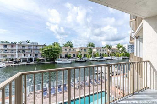 Foto del edificio - 3948 NE 169th St