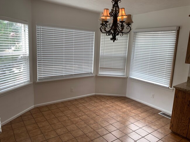 Bay window - Dining room - 780 W 1850 N