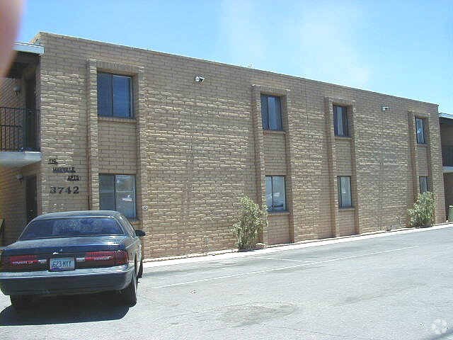 Building Photo - 3742 N Fairview Ave