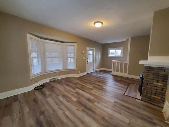 Building Photo - COMING SOON!! 506 Denver- large 3 bed house! **PETS OK**