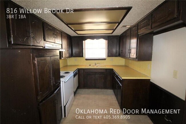 Building Photo - 816 Willow Brook Dr