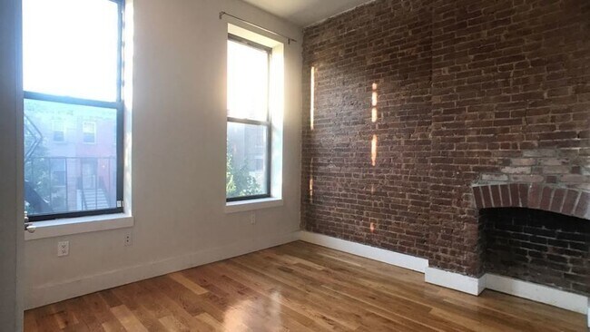Building Photo - 332 Hart St
