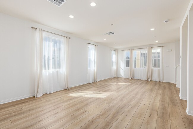 Building Photo - Beautiful 4Br/3.5Ba Townhome - Brand New C...