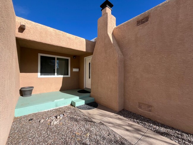 Foto del edificio - Spacious 2 Bedroom 3 Bathroom Home In ABQ!