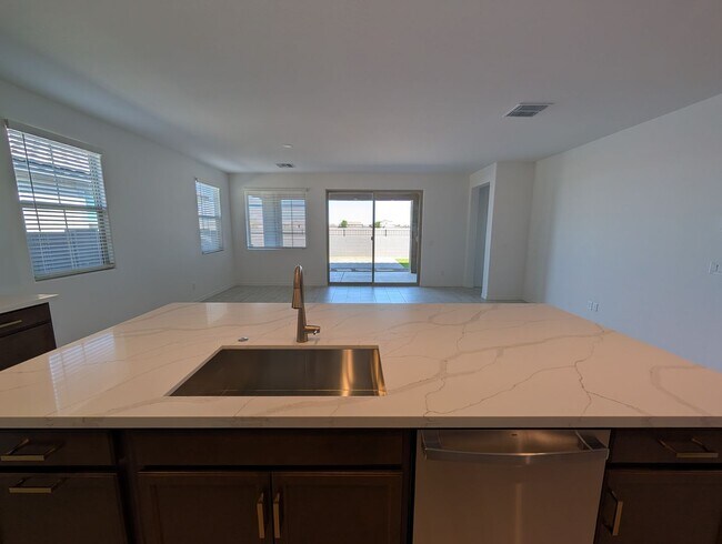 Building Photo - 4 Bedroom 3 Bathroom Home