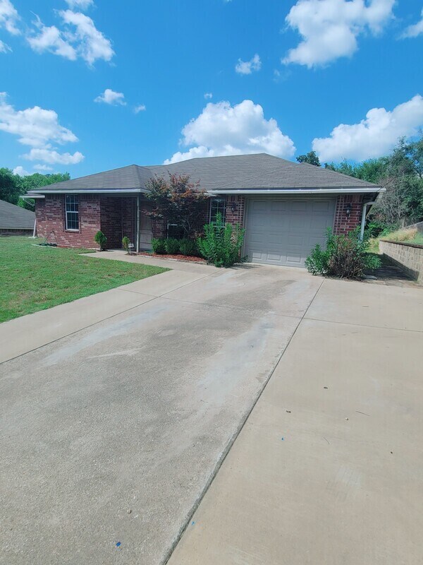 Building Photo - 3305 Shady Trail Dr