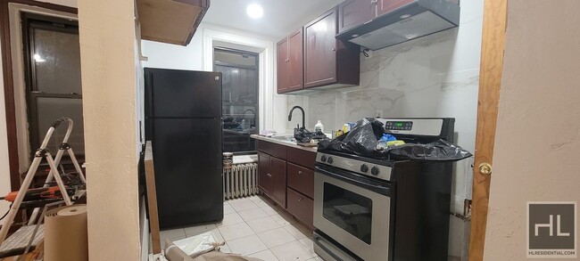 Foto del edificio - Spacious Two-Bedroom Apartment in Prime Be...