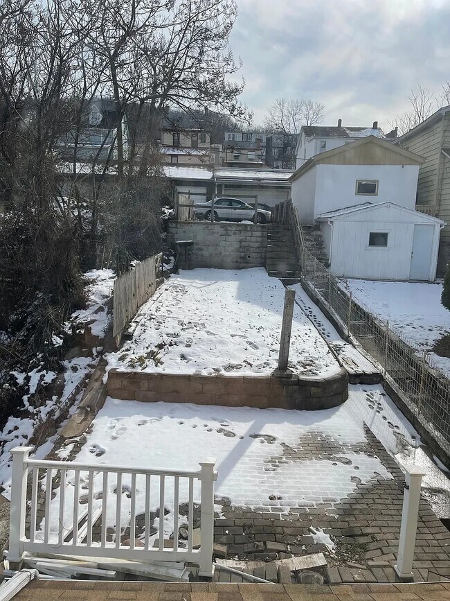 Building Photo - 1108 E 3rd St