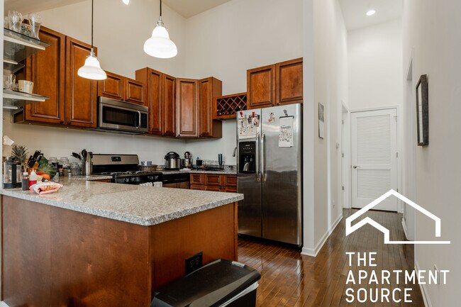 Building Photo - 1761 W Augusta Blvd