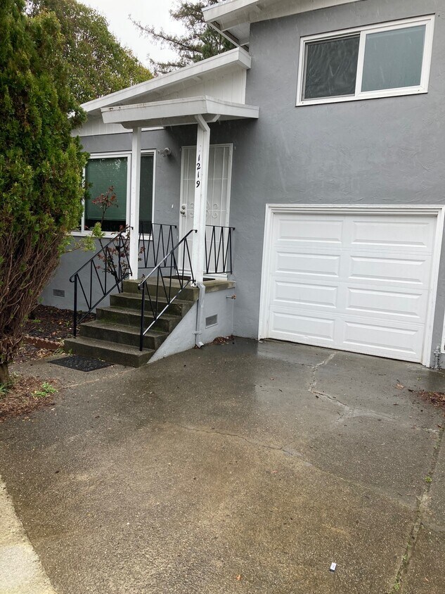Primary Photo - 1219 Kaehler St