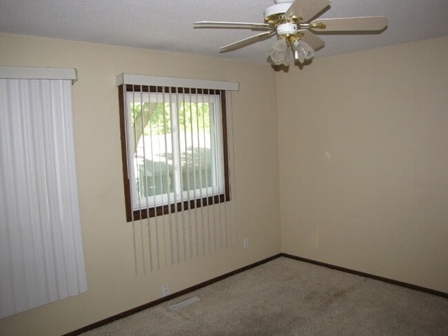 Building Photo - 3BR/2BA Single Family House - Community Po...