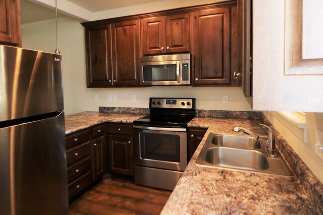 Building Photo - Pet Friendly Spacious 2 bedroom townhome i...