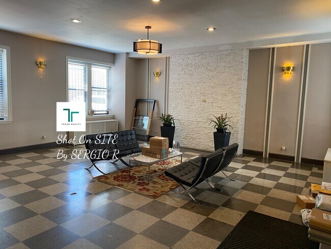 Foto del edificio - 3931 N Clarendon Ave