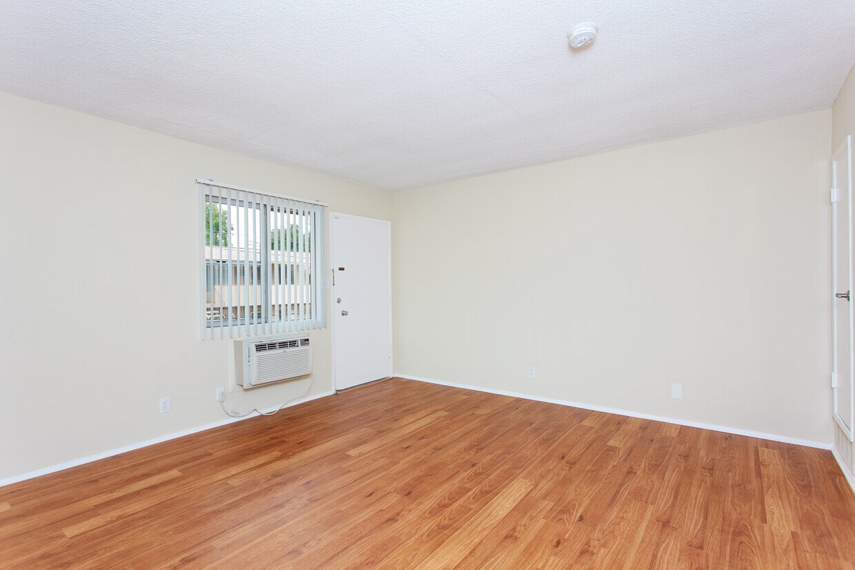 Primary Photo - 209 E Live Oak St