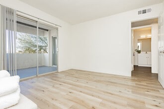 Building Photo - Courtyard 525 Apartments
