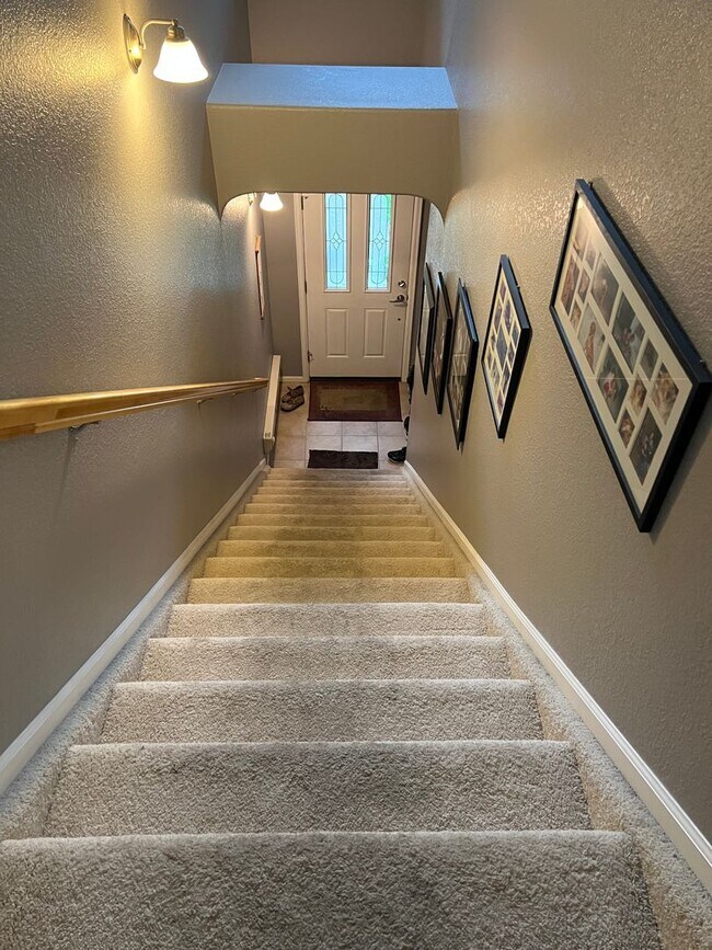 Building Photo - Beautiful 3 Bed/2 Bath Top Floor Condo in ...