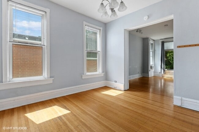Building Photo - 3241 N Kenmore Ave