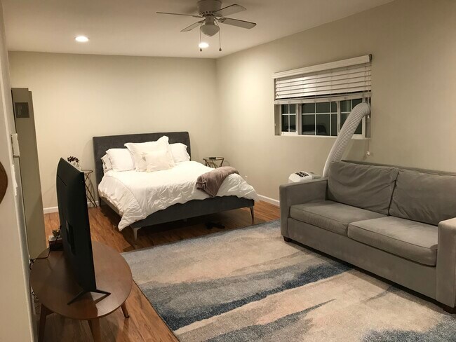 Living Room/ Bedroom - 1762 Malcolm Ave
