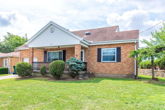 Foto del edificio - WESTWOOD-4 BEDROOM 2 BATH WITH OPEN FLOOR ...