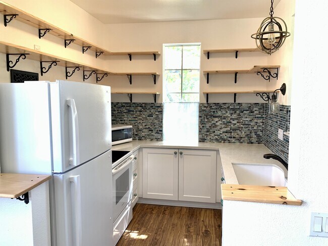 Building Photo - 10864 Sabre Hill Dr